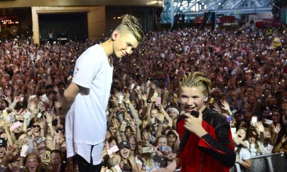 ELLEVILL STEMNING: Marcus og Martinus har tatt både Norge og Sverige med storm. Her er de i fornøyelsesparken Gröna Lund i juni. Foto: Scanpix ELLEVILL STEMNING: Marcus og Martinus har tatt både Norge og Sverige med storm. Her er de i fornøyelsesparken Gröna Lund i juni. Foto: Scanpix
